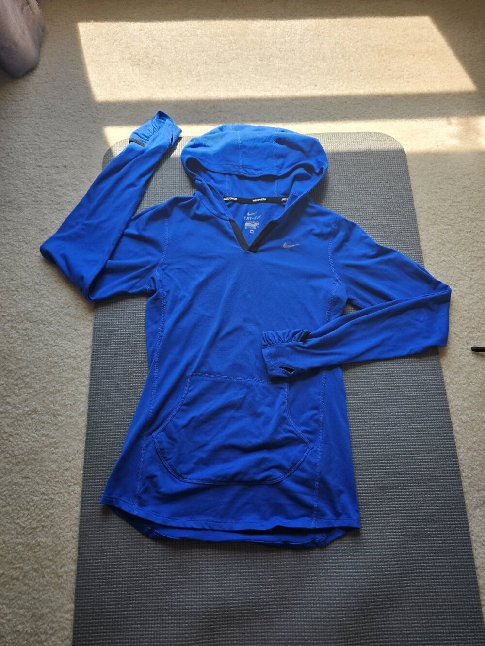 EUC Nike dry fit long sleeve running top with hood women's size XS color blue